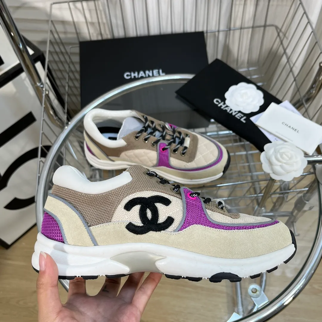 👟👟Ex-factory price 560👟👟 Chanel Chanel - 2022 counter top casual sports shoes This classic design; the upper is electro-embroidered with a variety of techniques; the outsole is fashionable and sporty; it is unusual to incorporate a variety of color matching elements... The diversified mix and match is very good-looking and versatile, casual, fashionable, sports and outdoor can be taken into account... ꫛꫀꪝ Go➫ Material: ❶Upper is made of: Original imported high mercerized smooth cow suede + electric embroidery technology + imported breathable mesh ❷Inner use: original imported breathable mesh ❸Outsole based on: original TPU combination outsole Counter boutique packaging complete set for women 35–42 men 38–46